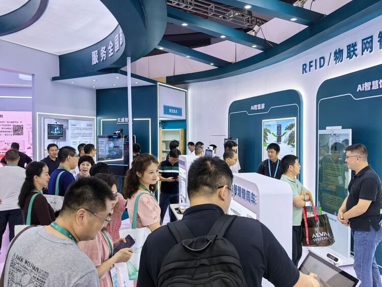 展会直击｜诸侯快讯闪耀2024年中国图书展览会！