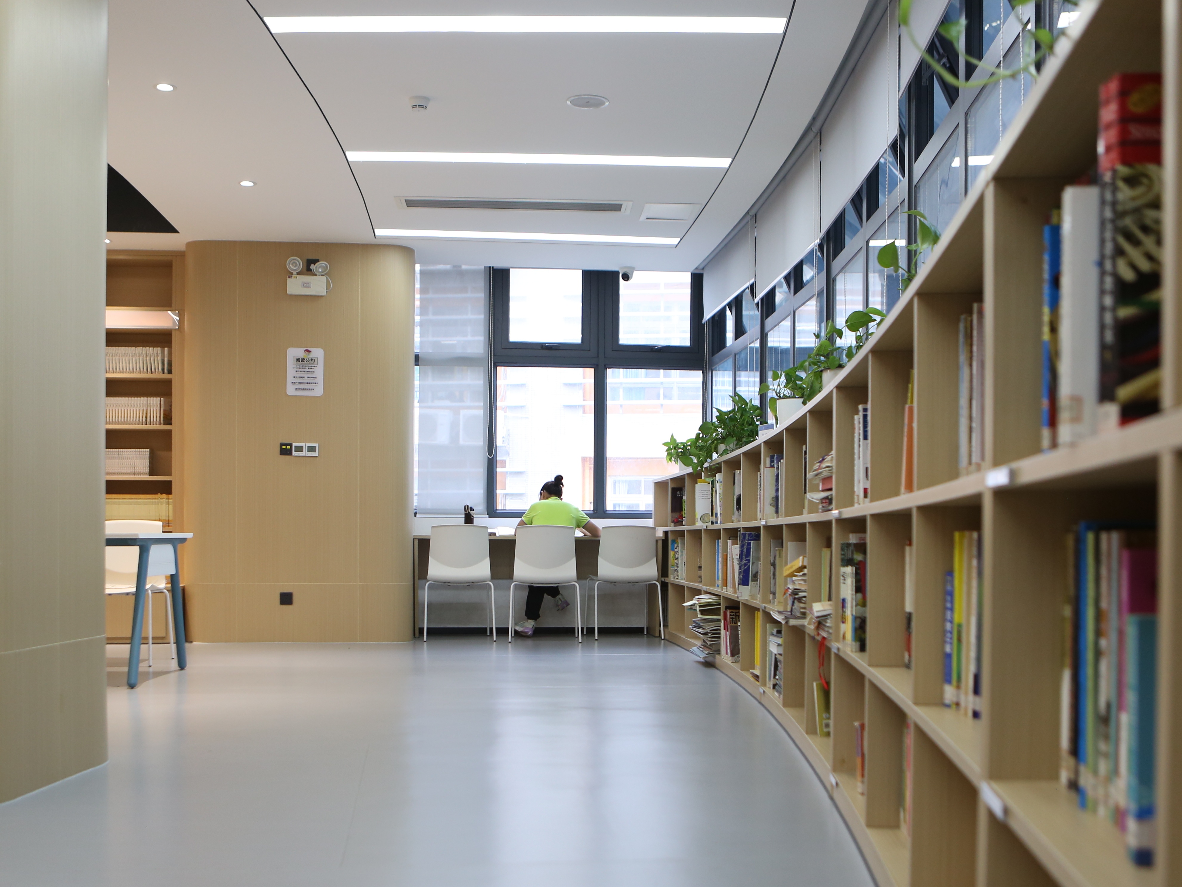 诸侯快讯案例 | 这所获央视认证的AI教育范本名校，如何推动图书馆实现创新蜕变？